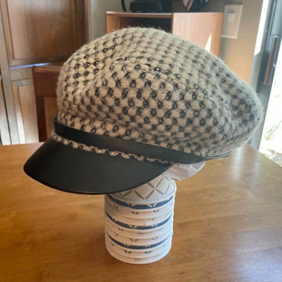 NWOT H&M black white newsboy cap with faux leather black band and bill - Picture 3 of 10